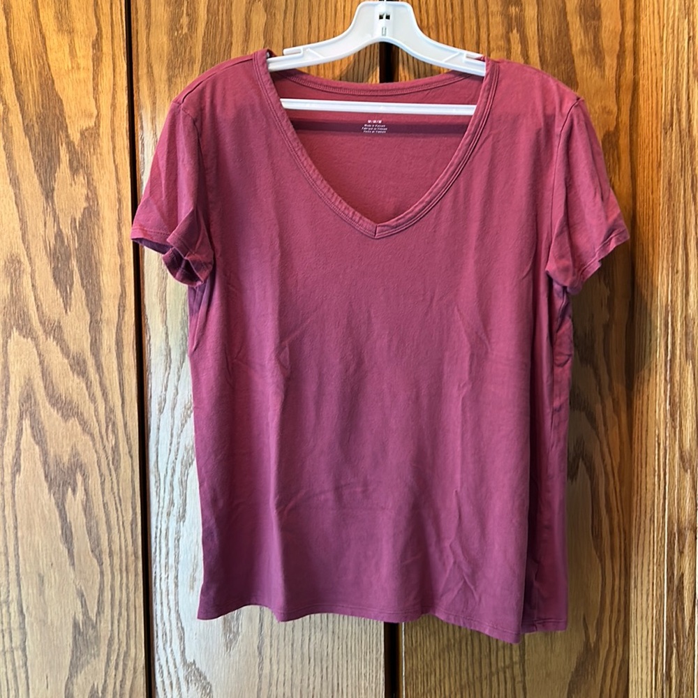 American Eagle VNeck tee